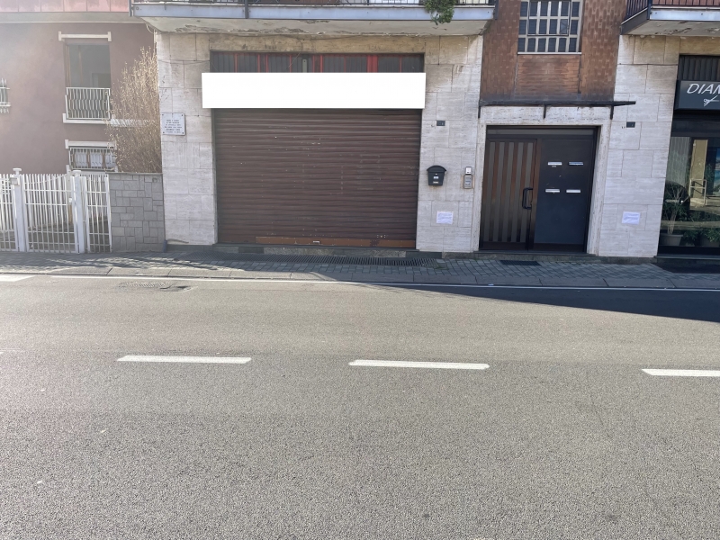 Negozio di 40 mq. con 1 vetrina su strada principale
