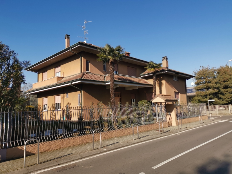 Villa bifamiliare di 170 mq. con giardino e box
