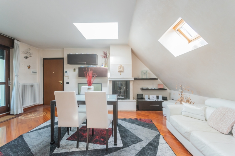 Attico su 2 livelli di 244 mq. con terrazzi e logge coperte.