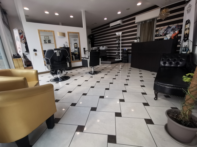 Negozio 2 vetrine di 60 mq.