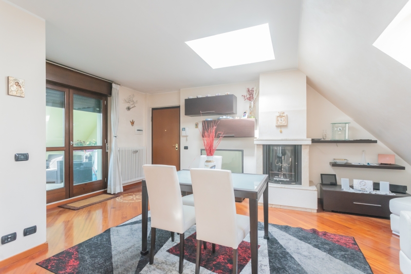 Attico su 2 livelli di 244 mq. con terrazzi e logge coperte.