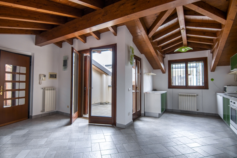 Cesano Maderno 3 locali doppi servizi arredato con terrazzo